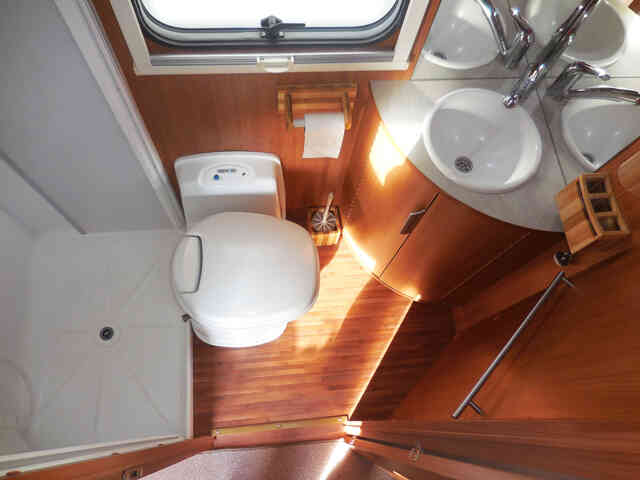 camping-car ITINEO SB 720  intérieur / salle de bain  et wc